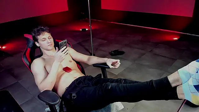 Snapshot of dirty-boss chatting on 03/20/25, 12:19 dirty-boss online show from 03/20/25, 12:19