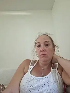 Snapshot of Wisie_Cutie chatting on 09/17/25, 03:14 Wisie Cutie online show from 09/17/25, 03:14