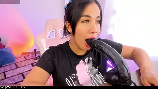 Snapshot of KAROLIVONNE chatting on 12/04/24, 07:45 KAROLIVONNE online show from 12/04/24, 07:45