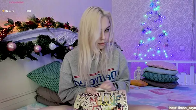 Snapshot of LillyMoure_ chatting on 12/10/24, 02:59 LillyMoure online show from 12/10/24, 02:59