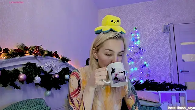 Snapshot of LillyMoure_ chatting on 12/23/24, 02:13 LillyMoure online show from 12/23/24, 02:13