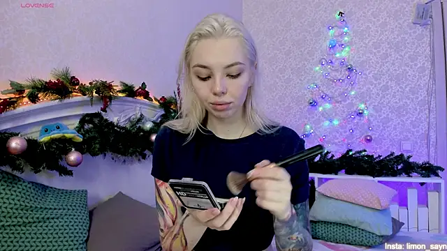 Snapshot of LillyMoure_ chatting on 01/02/25, 02:11 LillyMoure online show from 01/02/25, 02:11