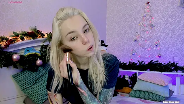 Snapshot of LillyMoure_ chatting on 01/04/25, 12:05 LillyMoure online show from 01/04/25, 12:05