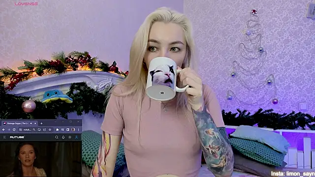 Snapshot of LillyMoure_ chatting on 01/15/25, 12:09 LillyMoure online show from 01/15/25, 12:09