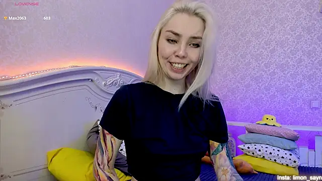 Snapshot of LillyMoure_ chatting on 01/19/25, 02:47 LillyMoure online show from 01/19/25, 02:47