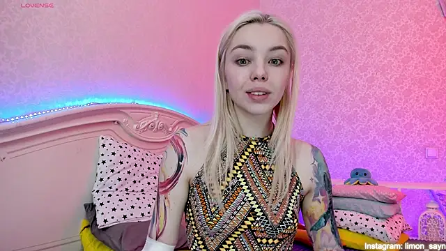 Snapshot of LillyMoure_ chatting on 02/02/25, 01:34 LillyMoure online show from 02/02/25, 01:34