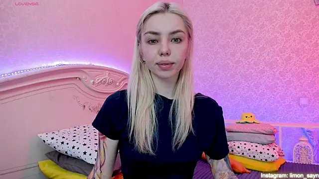 Snapshot of LillyMoure_ chatting on 02/04/25, 11:59 LillyMoure online show from 02/04/25, 11:59