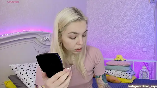 Snapshot of LillyMoure_ chatting on 02/10/25, 11:45 LillyMoure online show from 02/10/25, 11:45