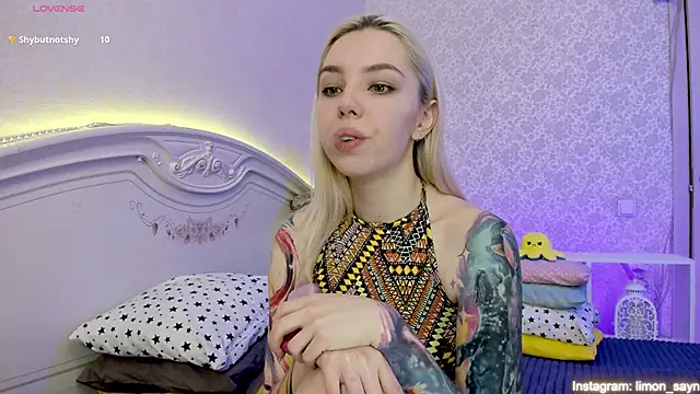 Snapshot of LillyMoure_ chatting on 02/13/25, 12:13 LillyMoure online show from 02/13/25, 12:13