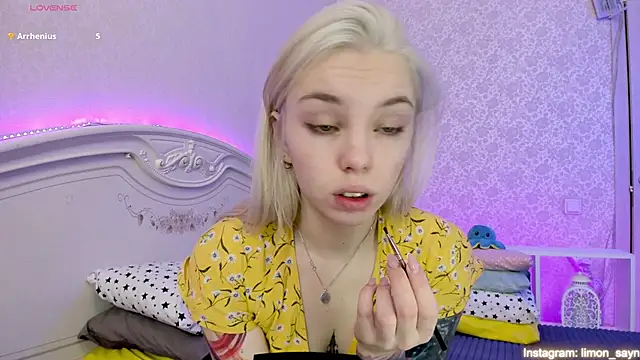Snapshot of LillyMoure_ chatting on 02/15/25, 12:15 LillyMoure online show from 02/15/25, 12:15