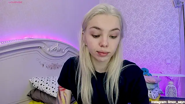 Snapshot of LillyMoure_ chatting on 02/16/25, 12:08 LillyMoure online show from 02/16/25, 12:08