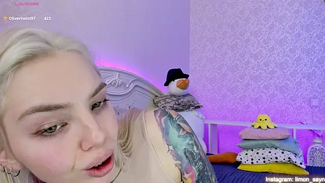 Snapshot of LillyMoure_ chatting on 02/19/25, 04:34 LillyMoure online show from 02/19/25, 04:34