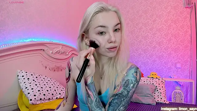 Snapshot of LillyMoure_ chatting on 02/25/25, 11:44 LillyMoure online show from 02/25/25, 11:44