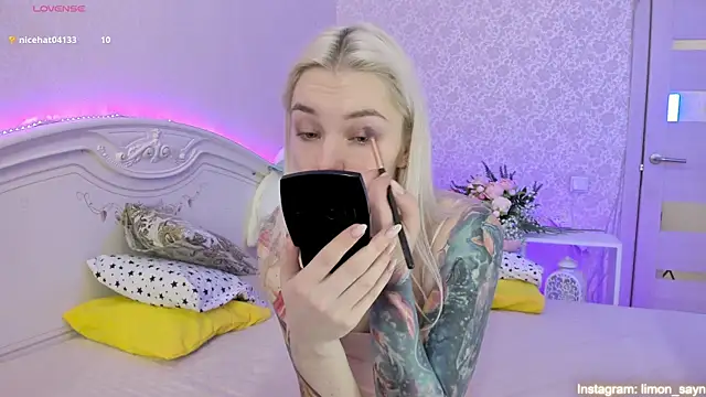 Snapshot of LillyMoure_ chatting on 03/09/25, 12:00 LillyMoure online show from 03/09/25, 12:00