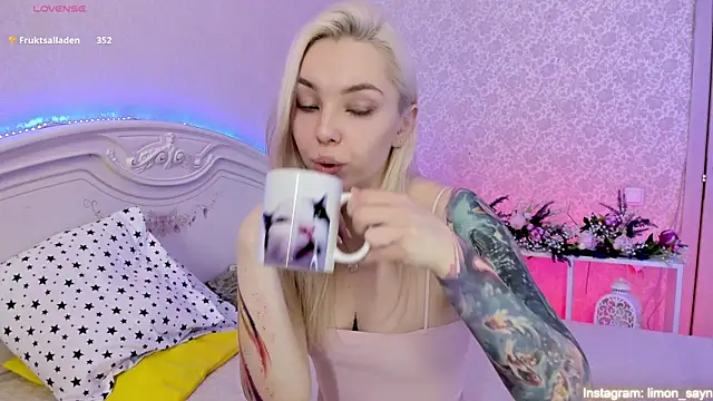 Snapshot of LillyMoure_ chatting on 03/09/25, 03:01 LillyMoure online show from 03/09/25, 03:01