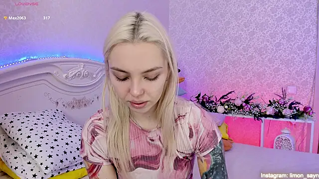 Snapshot of LillyMoure_ chatting on 03/12/25, 02:52 LillyMoure online show from 03/12/25, 02:52