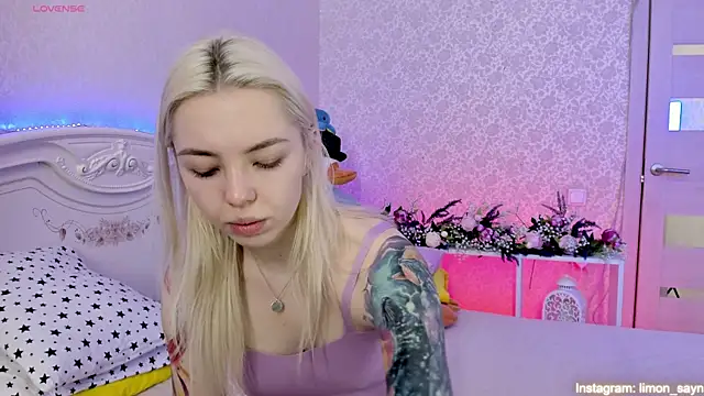 Snapshot of LillyMoure_ chatting on 03/13/25, 12:27 LillyMoure online show from 03/13/25, 12:27