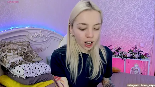 Snapshot of LillyMoure_ chatting on 03/17/25, 12:19 LillyMoure online show from 03/17/25, 12:19