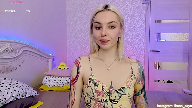 Snapshot of LillyMoure_ chatting on 03/19/25, 02:59 LillyMoure online show from 03/19/25, 02:59