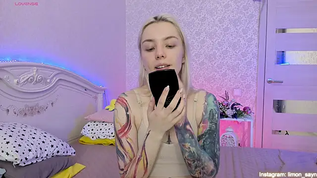Snapshot of LillyMoure_ chatting on 03/19/25, 11:25 LillyMoure online show from 03/19/25, 11:25