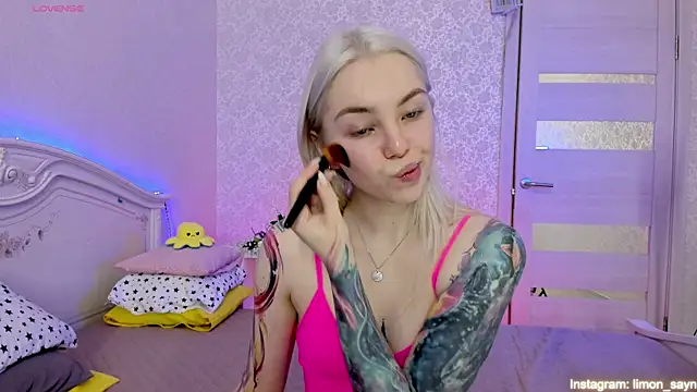 Snapshot of LillyMoure_ chatting on 03/20/25, 11:45 LillyMoure online show from 03/20/25, 11:45