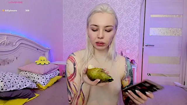 Snapshot of LillyMoure_ chatting on 03/22/25, 03:20 LillyMoure online show from 03/22/25, 03:20