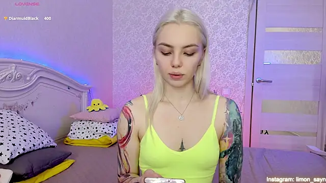 Snapshot of LillyMoure_ chatting on 03/23/25, 02:59 LillyMoure online show from 03/23/25, 02:59