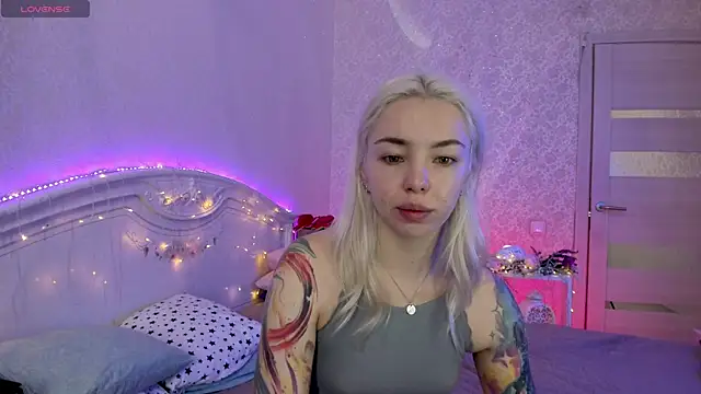 Snapshot of LillyMoure_ chatting on 09/25/25, 12:58 LillyMoure online show from 09/25/25, 12:58