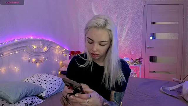 Snapshot of LillyMoure_ chatting on 09/26/25, 11:20 LillyMoure online show from 09/26/25, 11:20