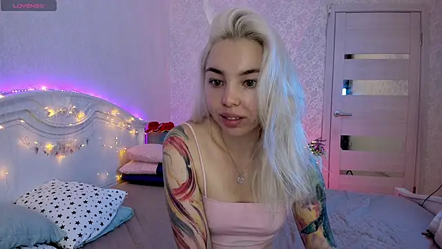 Snapshot of LillyMoure_ chatting on 09/29/25, 11:20 LillyMoure online show from 09/29/25, 11:20