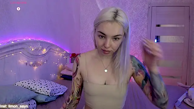 Snapshot of LillyMoure_ chatting on 10/04/25, 11:58 LillyMoure online show from 10/04/25, 11:58