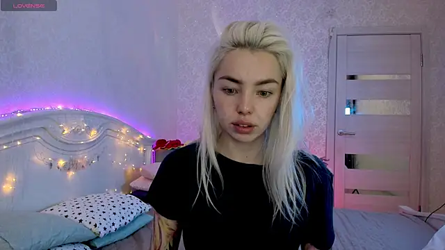 Snapshot of LillyMoure_ chatting on 10/06/25, 11:24 LillyMoure online show from 10/06/25, 11:24
