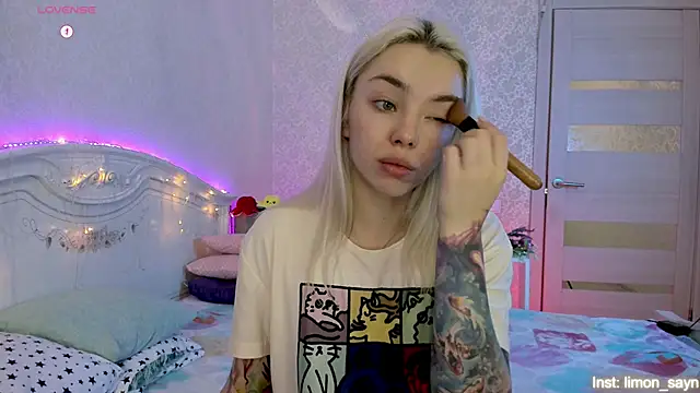 Snapshot of LillyMoure_ chatting on 10/16/25, 11:28 LillyMoure online show from 10/16/25, 11:28
