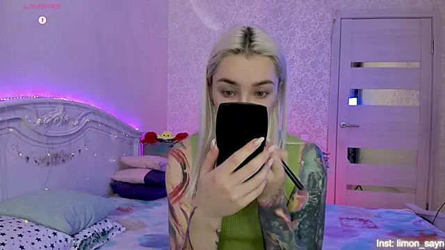 Snapshot of LillyMoure_ chatting on 10/17/25, 11:29 LillyMoure online show from 10/17/25, 11:29