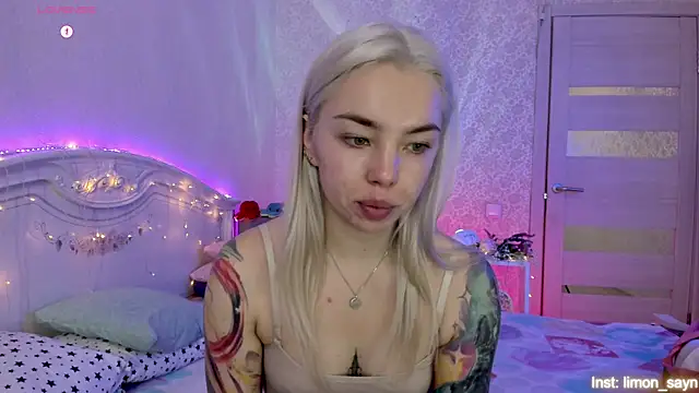 Snapshot of LillyMoure_ chatting on 10/20/25, 01:06 LillyMoure online show from 10/20/25, 01:06