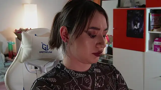 Snapshot of Fiona-Love chatting on 09/24/25, 03:37 Fiona-Love online show from 09/24/25, 03:37