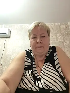 Snapshot of EffectFiona chatting on 01/19/25, 12:06 EffectFiona online show from 01/19/25, 12:06