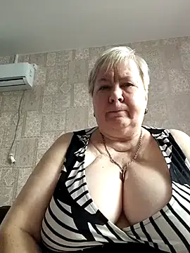 Snapshot of EffectFiona chatting on 01/29/25, 10:58 EffectFiona online show from 01/29/25, 10:58