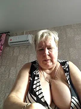 Snapshot of EffectFiona chatting on 11/01/25, 04:58 EffectFiona online show from 11/01/25, 04:58