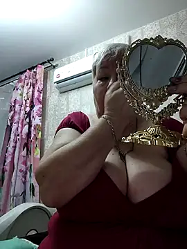 Snapshot of EffectFiona chatting on 11/11/25, 10:54 EffectFiona online show from 11/11/25, 10:54