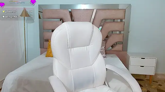 Snapshot of sophia_hadid chatting on 12/02/24, 08:44 sophia hadid online show from 12/02/24, 08:44