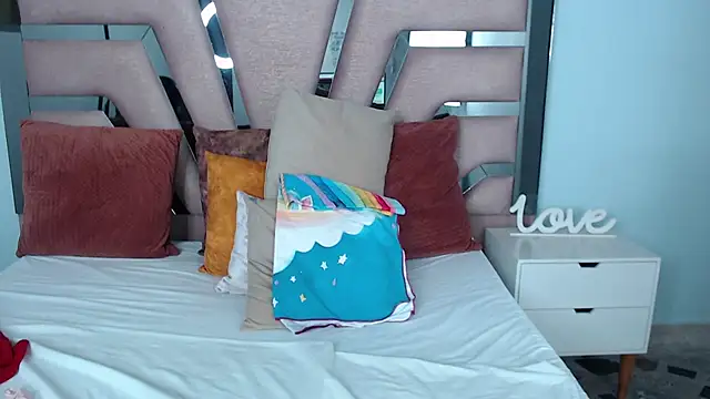 Snapshot of sophia_hadid chatting on 03/17/25, 11:11 sophia hadid online show from 03/17/25, 11:11