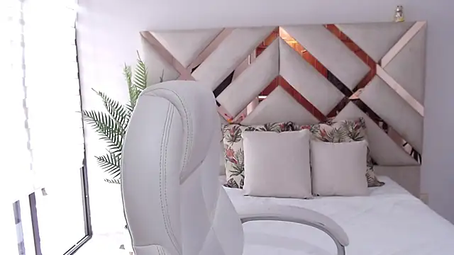 Snapshot of sophia_hadid chatting on 03/21/25, 06:07 sophia hadid online show from 03/21/25, 06:07