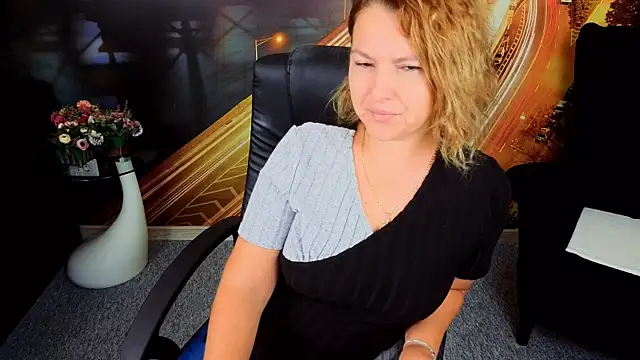 Snapshot of EmmaxPark chatting on 09/23/25, 06:16 EmmaxPark online show from 09/23/25, 06:16