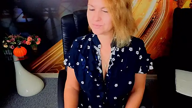 Snapshot of EmmaxPark chatting on 11/17/25, 06:41 EmmaxPark online show from 11/17/25, 06:41