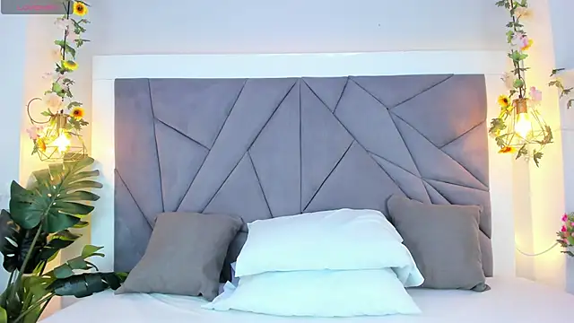 Snapshot of KiarhaTrixie chatting on 12/18/25, 03:23 KiarhaTrixie online show from 12/18/25, 03:23