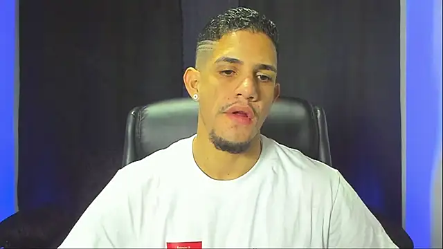 Snapshot of jhonnysnow17 chatting on 12/04/25, 06:12 jhonnysnow17 online show from 12/04/25, 06:12