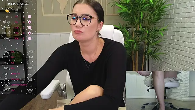 Snapshot of SelineSole chatting on 12/05/24, 11:18 SelineSole online show from 12/05/24, 11:18