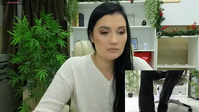 Snapshot of SelineSole chatting on 12/12/24, 04:53 SelineSole online show from 12/12/24, 04:53