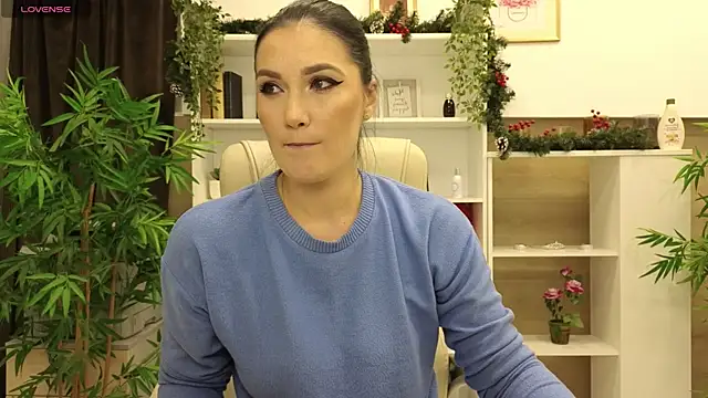Snapshot of SelineSole chatting on 12/17/24, 04:53 SelineSole online show from 12/17/24, 04:53